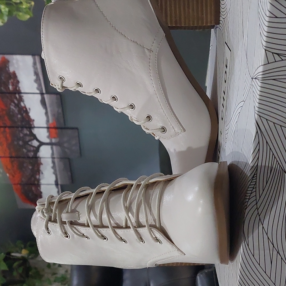 Chase & Chloe white size 9 Lace up boot